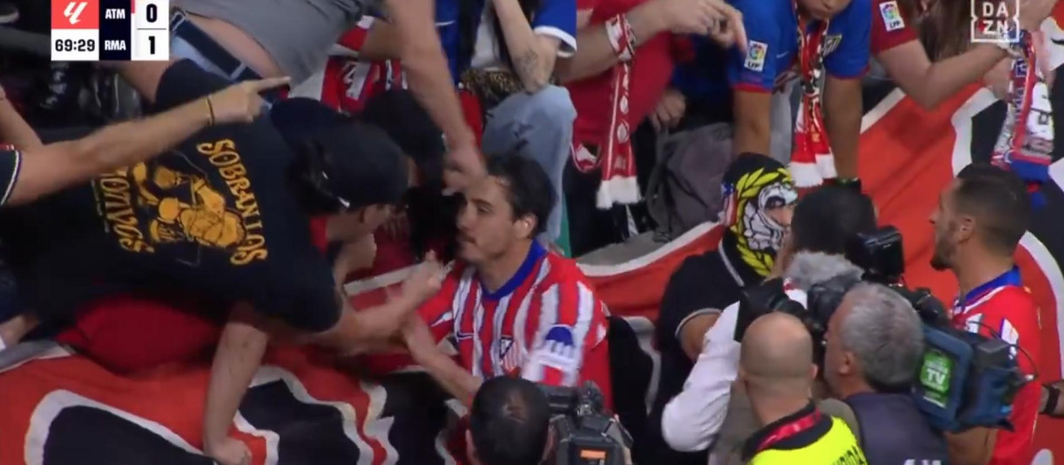 José María Giménez pide a los ultras del Frente Atlético que dejen de tirar objetos