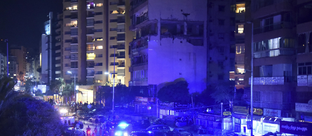 exterior de un edificio de apartamentos que fue alcanzado por un ataque aéreo israelí en el distrito Cola de Beirut