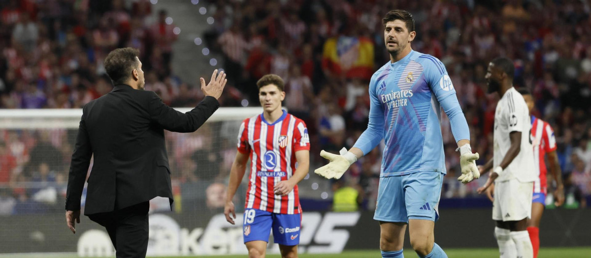 Simeone se acerca a Courtois tras el lanzamiento de objetos