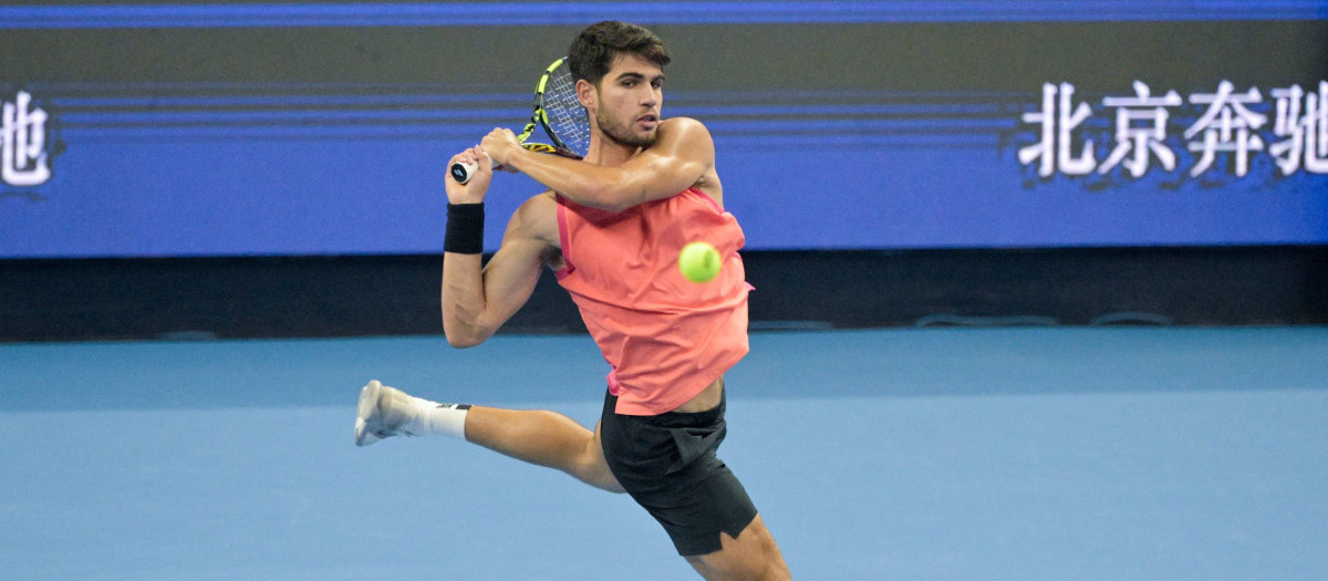 Carlos Alcaraz venció a Karen Khachanov por 7-5 y 6-2 para pasar a semifinales