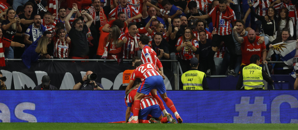 Los jugadores del Atlético celebran tras marcar ante el Real Madrid. EFE/JJ Guillén