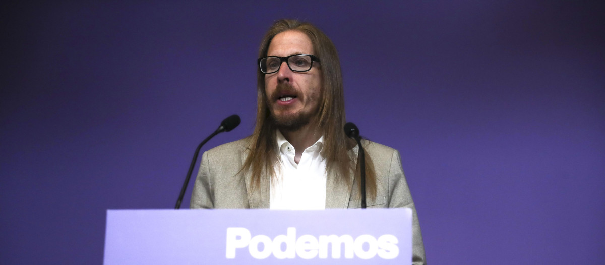 El portavoz de Podemos Pablo Fernández durante una rueda de prensa