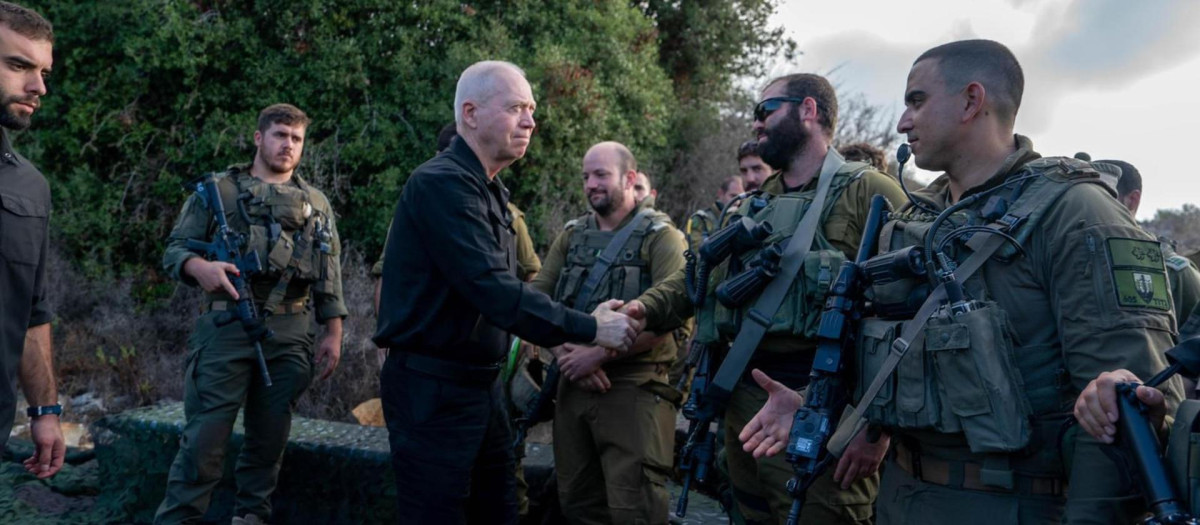 El ministro de Defensa israelí, Yoav Gallant, junto a soldados en la frontera con el Líbano