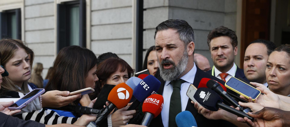 Santiago Abascal atiende a los medios en el Congreso tras reunirse con Edmundo González