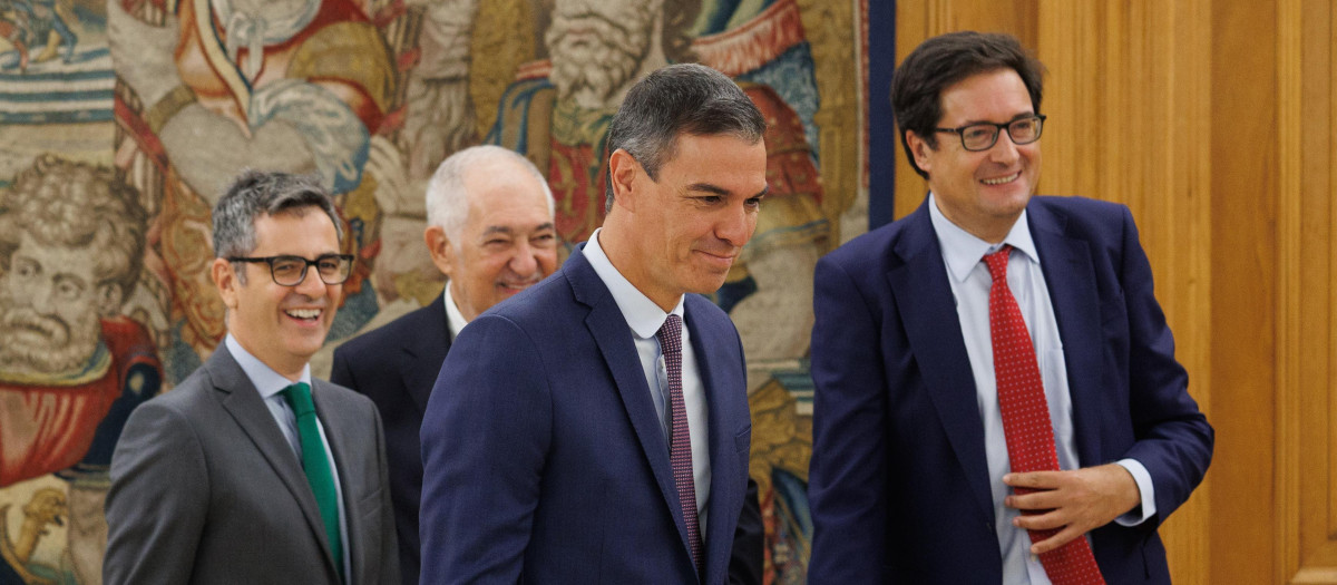 Pedro Sánchez junto al presidente del TC y los ministros Bolaños y López
Alejandro Martínez Vélez / Europa Press
06 SEPTIEMBRE 2024;OSCAR LOPEZ;MINISTRO;CASA REAL;TRANSFORMACIÓN DIGITAL;FUNCION PUBLICA
06/9/2024
