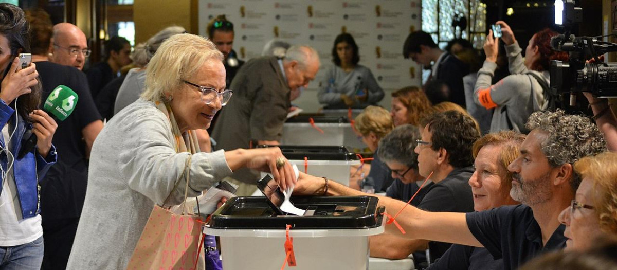 Una señora vota en el referéndum ilegal del 1-O