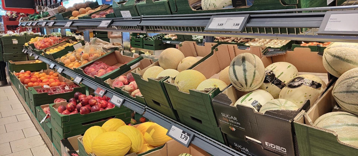 Estante de frutas de un establecimiento de la cadena de supermercados.