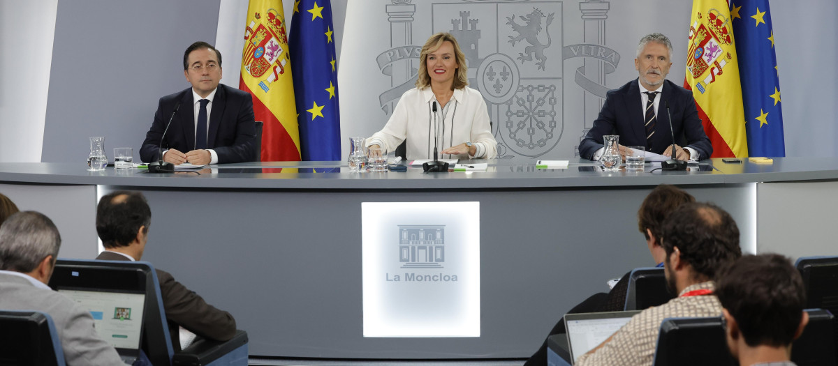La ministra portavoz, flanqueada por los ministros Grande-Marlaska y Albares