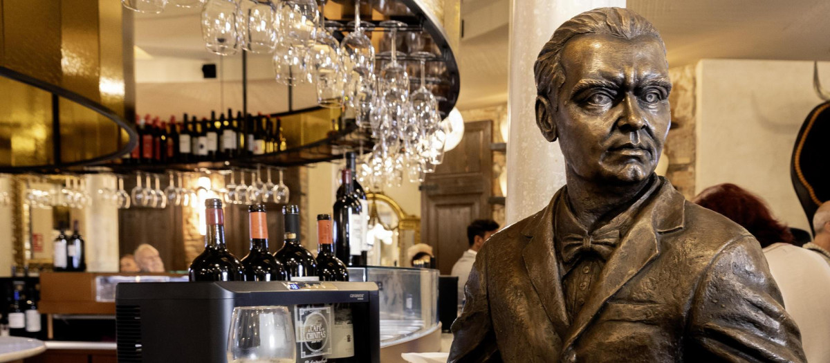 La escultura recuerda al desaparecido poeta, cliente habitual del antiguo café