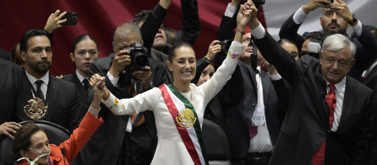 Claudia Sheinbaum coge la mano de AMLO y de Ifigenia Martínez