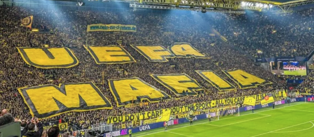 La afición del Borussia Dortmund mandó un duro mensaje a la UEFA