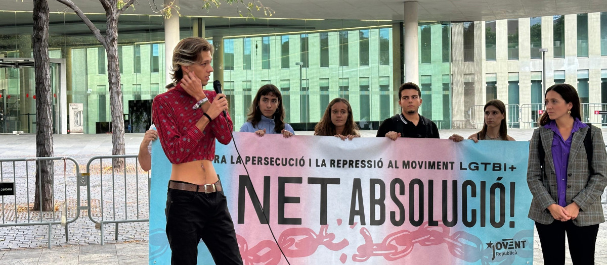 Janet Catalán frente la Ciudad de la Justicia, antes del juicio