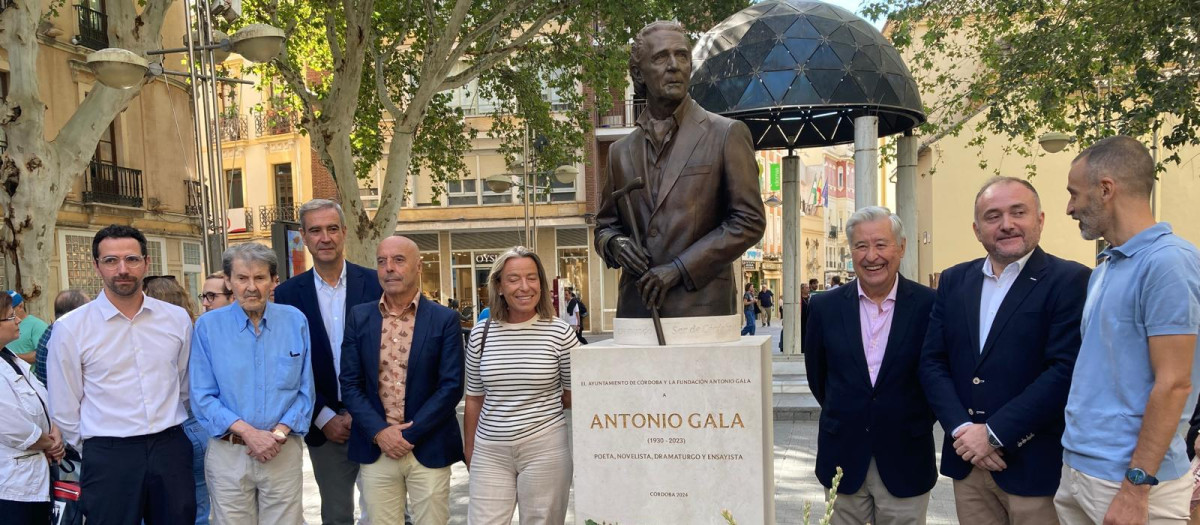 Ofrenda floral en homenaje a Antonio Gala