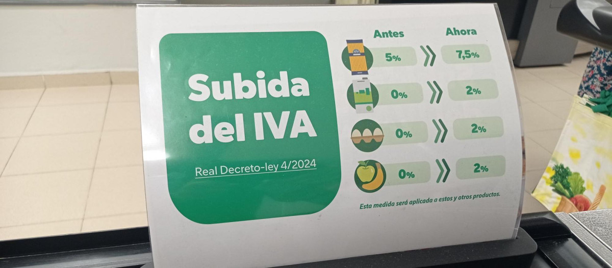 Tabla de alimentos con la subida del IVA en una caja de un supermercado Mercadona