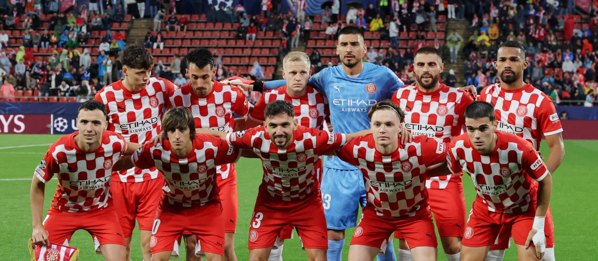 Los jugadores del Girona posan en la foto previa al inicio del encuentro frente al Feyenoord