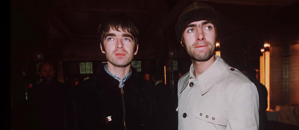 Liam y Noel Gallagher en los inicios de Oasis en los años 90