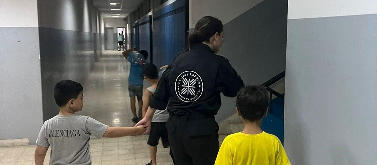 Una voluntaria de Cáritas Líbano en la escuela de Dekwene