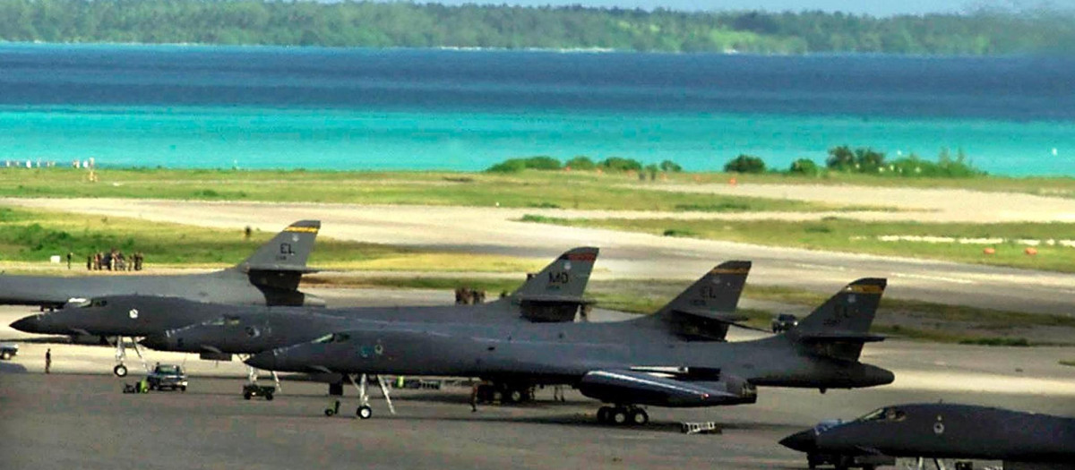 Un bombardero B-1B de la Fuerza Aérea de Estados Unidos despega de la base militar de Diego García, en Chagos