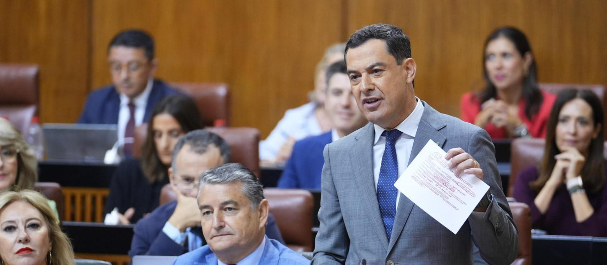 El presidente de la Junta de Andalucía, Juanma Moreno, durante su respuesta a Juan Espadas