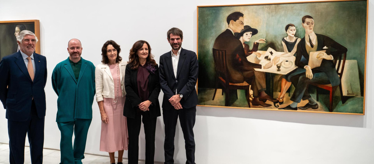 Los ministros de Cultura de España y Portugal, Ernest Urtasun (d) y Dalila Rodrigues (3i), y el embajador de Portugal en España, João Mira-Gomes (2i) posan junto con la obra 'Autorretrato en grupo' de José Almada Negreiros (1924-1925) tras presentar, este jueves en el Centro de Arte Reina Sofía, la programación de 'Cultura Portugal' con más de 200 artistas portugueses en más de 70 actividades en 21 localidades de España y Andorra. Junto a ellos, el director y la presidenta del patronato del mMuseo Reina Sofia Ángeles González Sinde, (3d) y Manuel Segade (2d), respectivamente. EFE/ Fernando Villar
