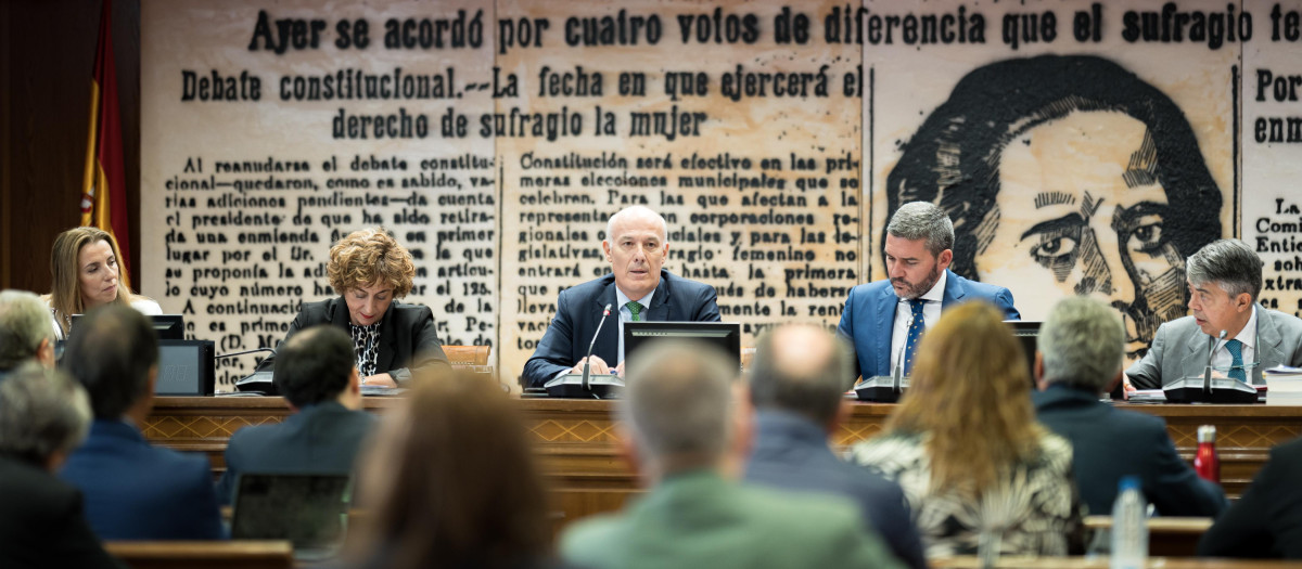 La secretaria primera, Lucía Yeves Leal, la vicepresidenta primera, Teresa María Belmonte Sánchez, el presidente de GAD3, Narciso Michavila, el presidente Antonio Luengo Zapata y el vicepresidente segundo Gabriel Colomé García, en el Senado