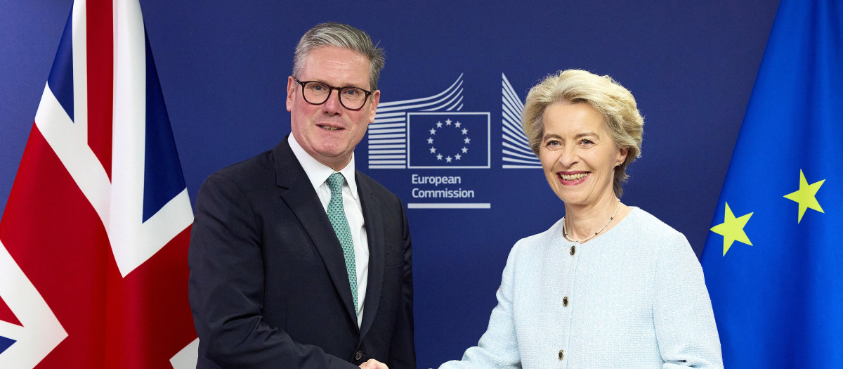Keir Starmer con Ursula von der Leyen en Bruselas