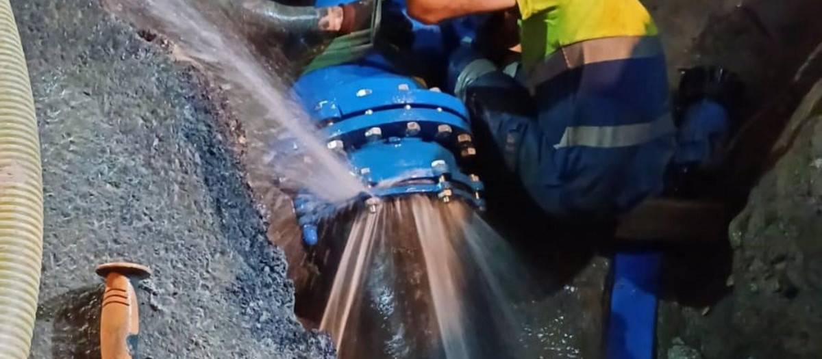 Rotura de un codo en las conducciones de agua en la zona de Camino de La Goleta, en Almería
