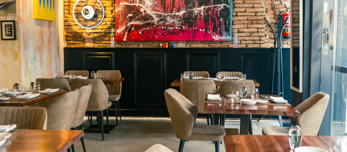 El local, pequeño y acogedor, no sólo destaca por sus platos, sino por su estilo cuidado y moderno