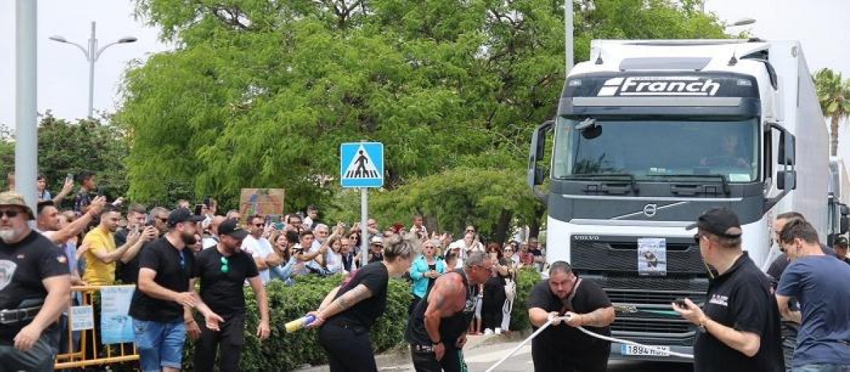 Roberto Perelló, el burrianense que actualmente es el hombre más fuerte de España, arrastrando dos camiones de 35 toneladas