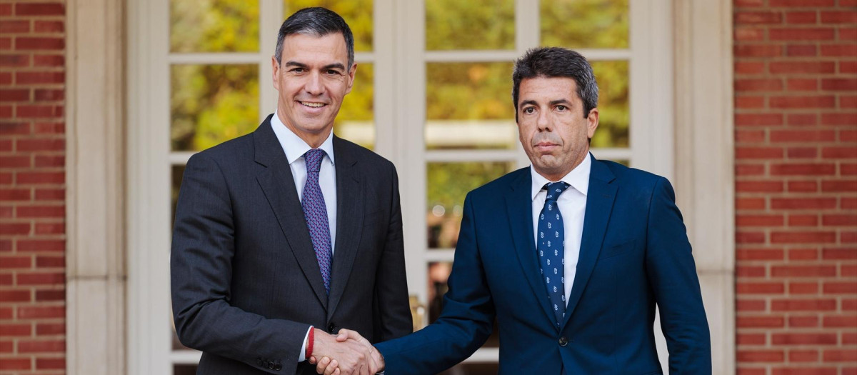 El presidente del Gobierno, Pedro Sánchez, y el de la Generalitat Valenciana, Carlos Mazón, en el Palacio de La Moncloa