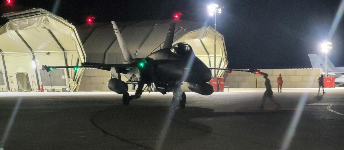 Un F-18 del Ejército del Aire y del Espacio, activado en pista en Rumanía