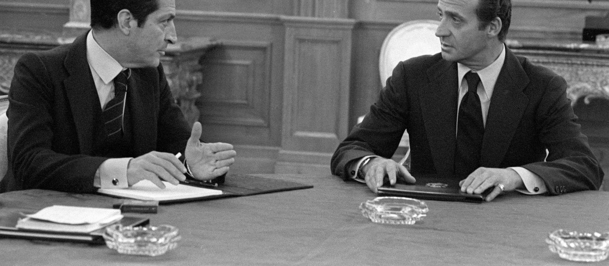El Rey Don Juan Carlos con el presidente del Gobierno, Adolfo Suárez, al día siguiente del golpe de Estado del 23-F de 1981