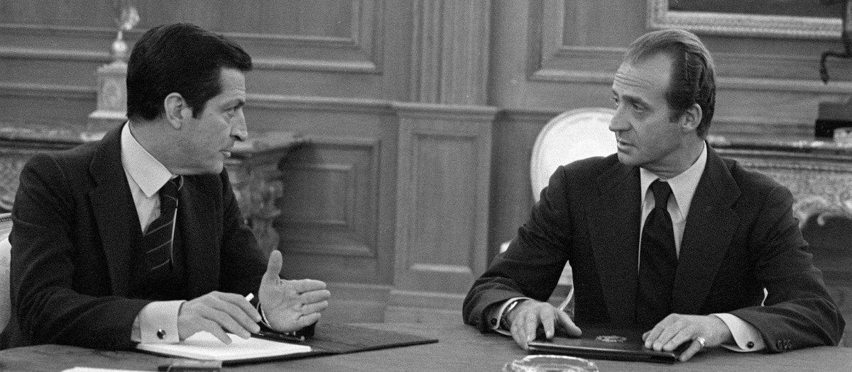 El Rey Don Juan Carlos con el presidente del Gobierno, Adolfo Suárez, al día siguiente del golpe de Estado del 23-F de 1981