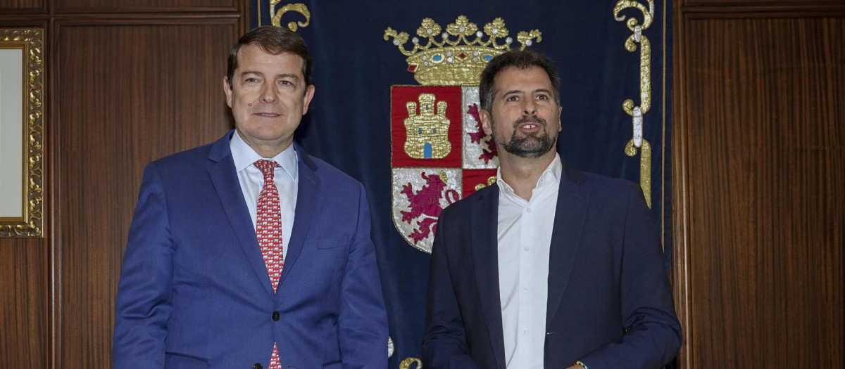 El presidente de la Junta de Castilla y León, Alfonso Fernández Mañueco (d), se reúne con el líder del PSCyL, Luis Tudanca