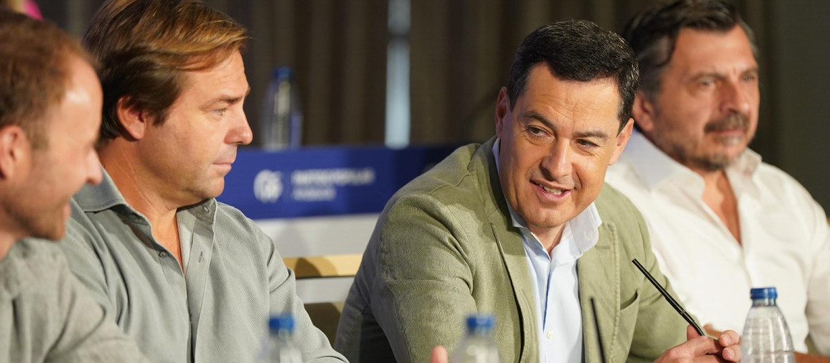 El presidente de la Junta, Juanma Moreno, en una reunión del PP andaluz en Linares