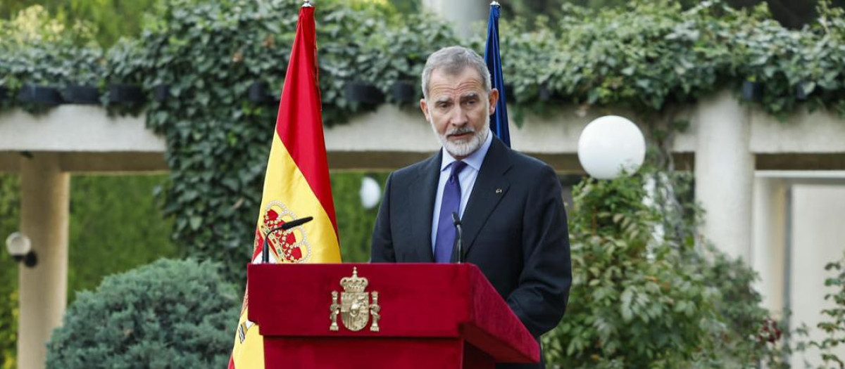 El Rey Felipe VI junto al ministro de Asuntos Exteriores, Unión Europea y Cooperación, José Manuel Albares, participan en una reunión con representantes de la colectividad española en Jordania