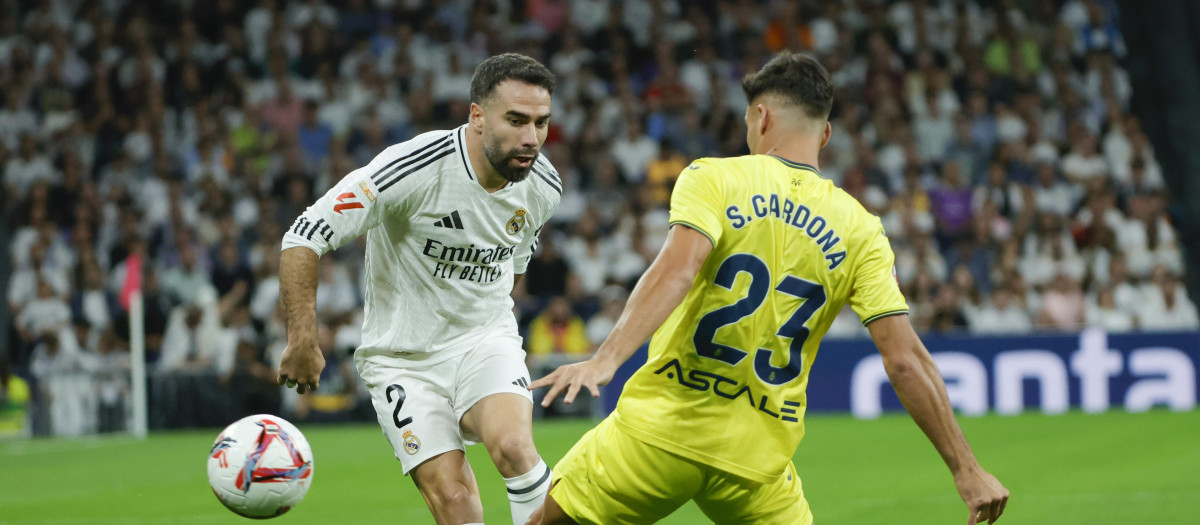 El defensa del Real Madrid Dani Carvajal (i) ante el defensa del Villarreal Sergi Cardona durante el partido de la jornada 9 de Liga que disputan Real Madrid y Villarreal este sábado en el estadio Santiago Bernabéu