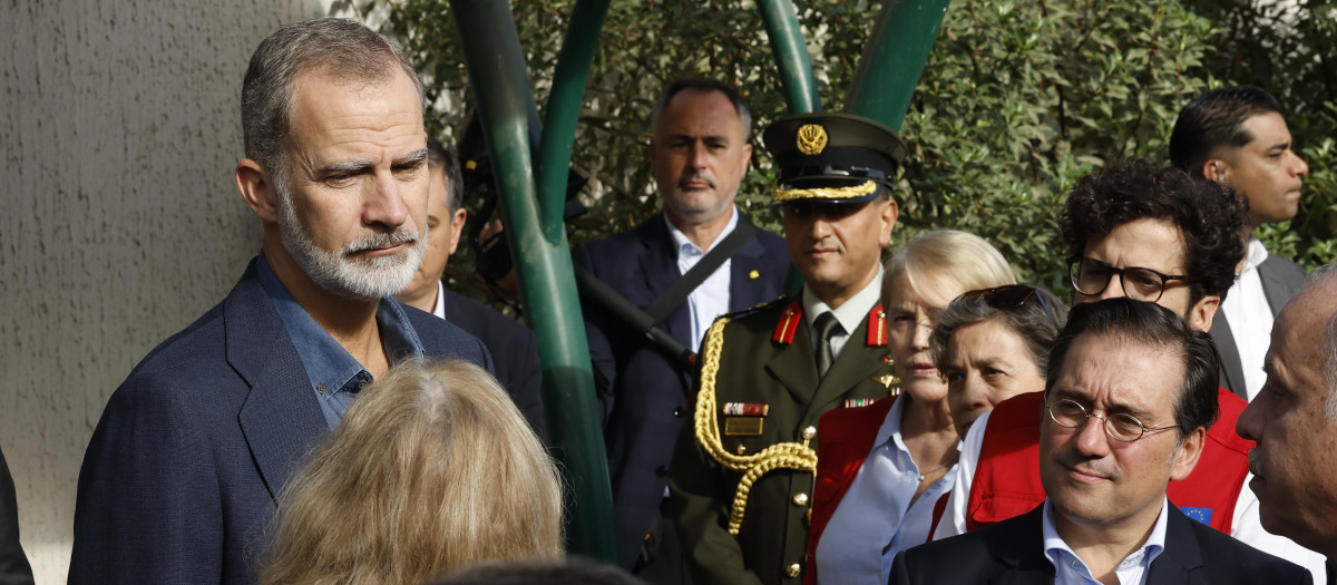 BAQA'A (AMÁN), 06/10/2024.- El rey Felipe VI y el ministro de Asuntos Exteriores y Cooperación, José Manuel Albares (2d), junto al príncipe Faisal bin Al Hussein, durante su visita este domingo al campo de refugiados palestinos de Baqa'a, ubicado a 20 kilómetros al norte de la capital jordana Amán. EFE/ Chema Moya