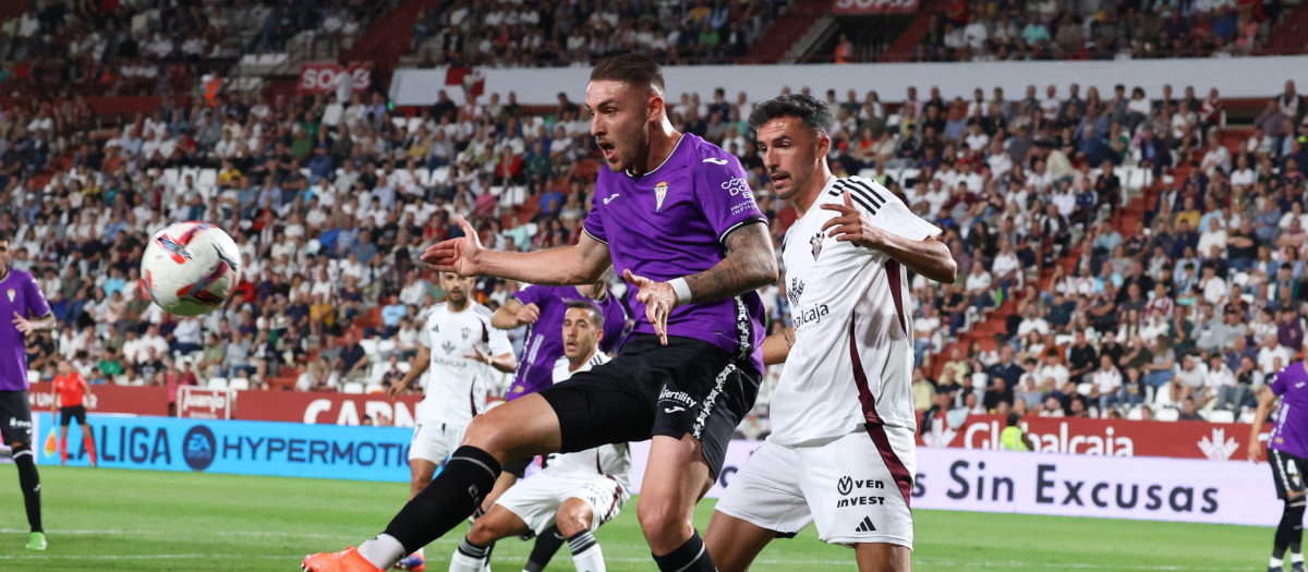 Casas pelea por una pelota bajo la atenta mirada de Quiles