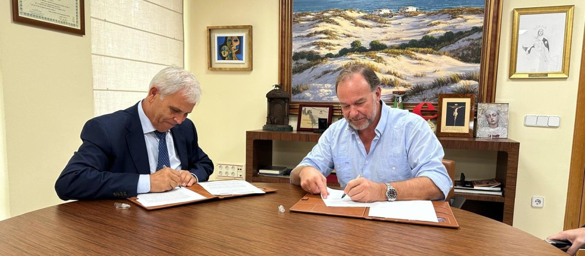 Firma del acuerdo por los presidentes de Fundación Caja Rural del Sur y Cooperativas Agro-alimentarias de Andalucía