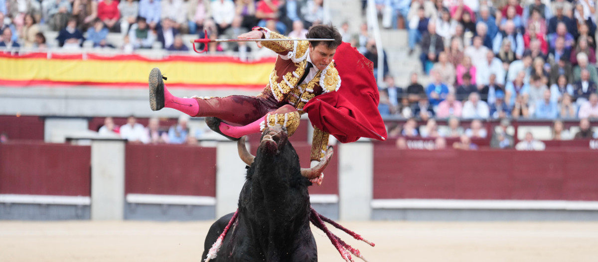 Roca Rey terinó con pronóstico muy grave y con media plaza de Las Ventas responsabilizando a la otra mitad de la brutal cogida por las increpaciones que sufrió el torero durante su actuación.