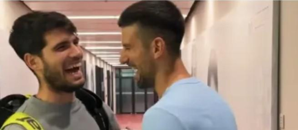Carlos Alcaraz y Novak Djokovic protagonizaron un momento simpático en los pasillos del Masters 1000 de Shanghái
