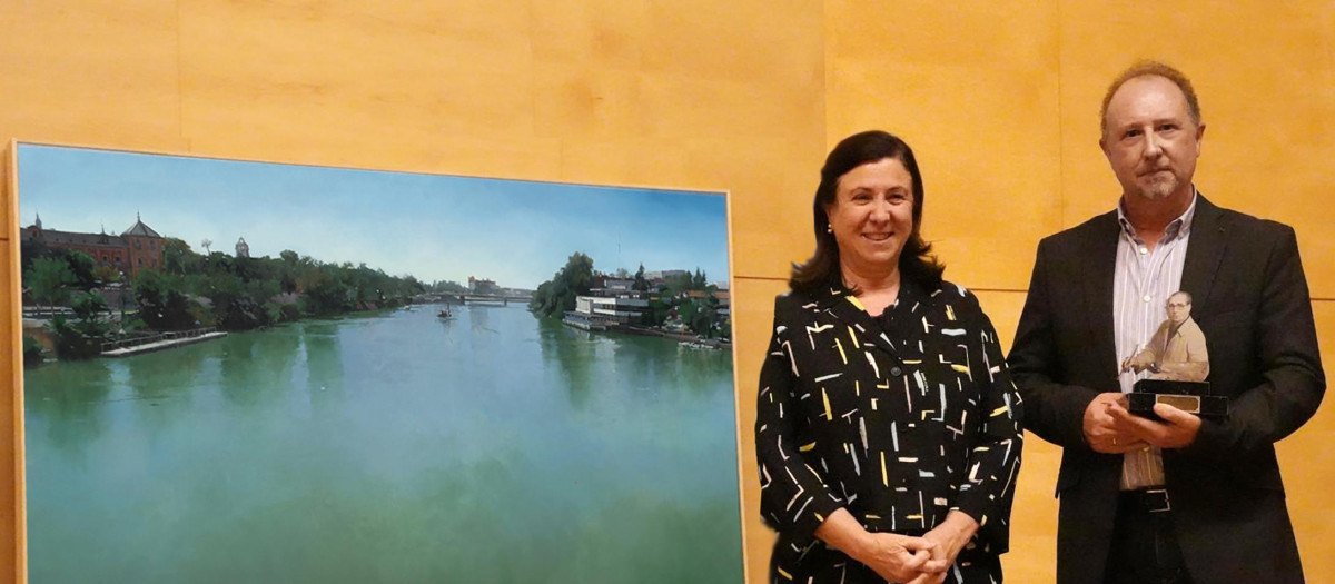 Francisco Escalera recibe el premio de manos de la alcaldesa, María Fernanda Sánchez