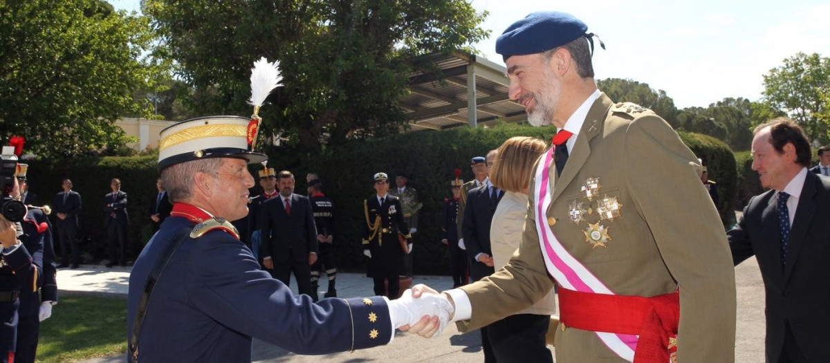 El Rey Felipe VI conversa con Eduardo Diz Monje durante una jura de nuevos guardias reales