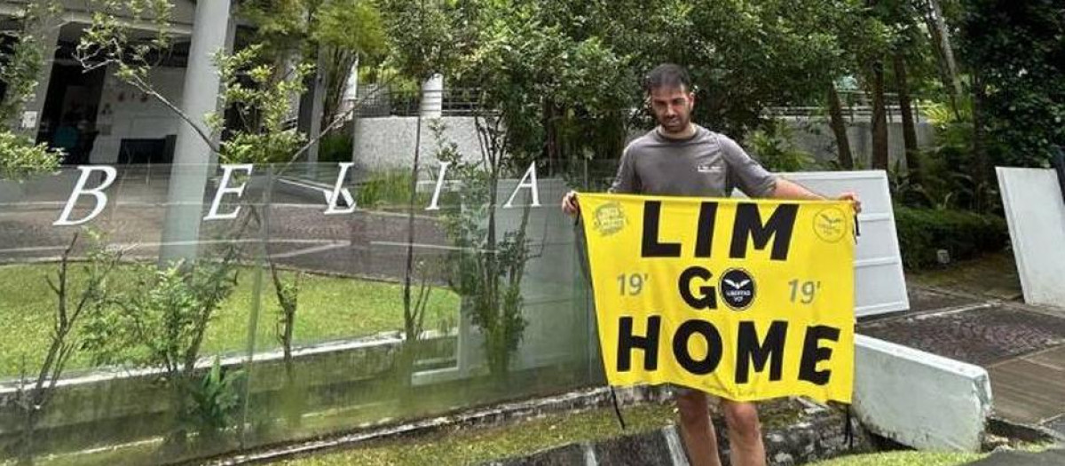 Daniel Cuesta, uno de los aficionados retenidos en Singapur, en el hotel de Peter Lim