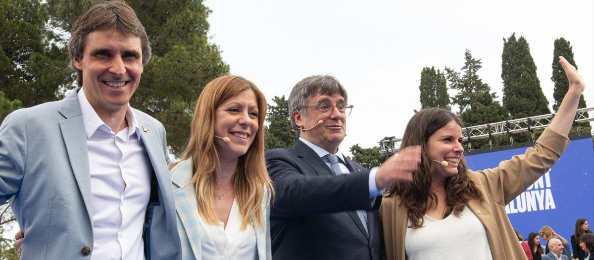 En el centro, Jeannine Abella junto a Carles Puigdemont