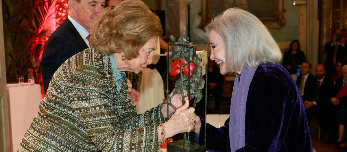 Doña Sofía felicita a Nuria Espert por su premio