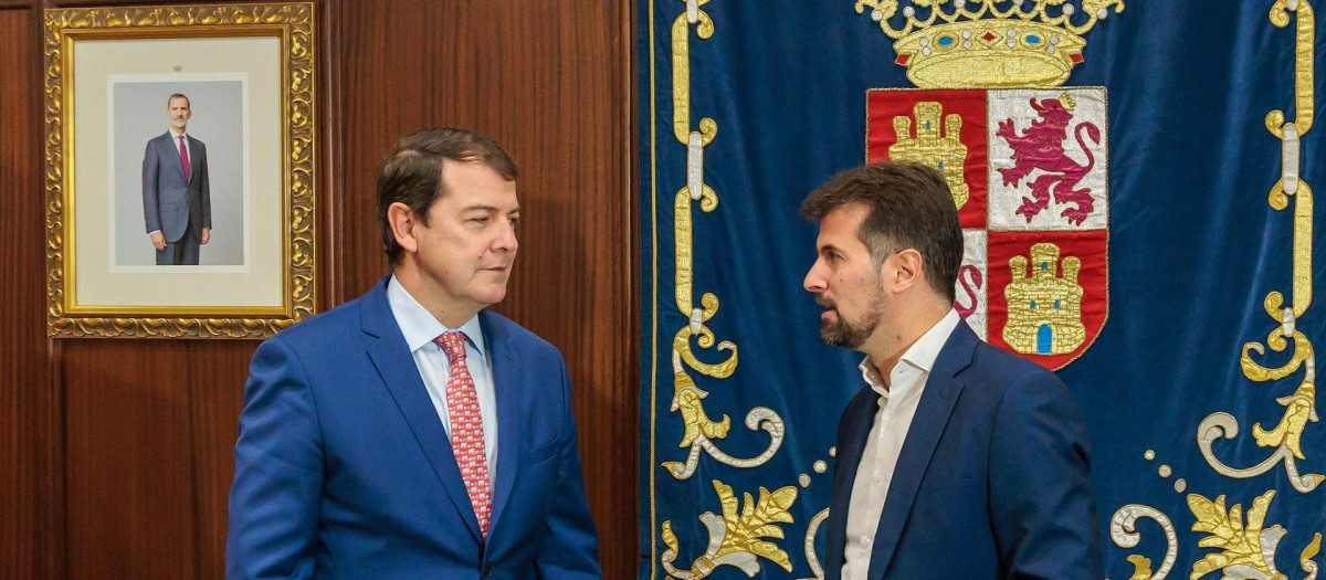 Alfonso Fernández Mañueco con el secretario regional y portavoz del Grupo Parlamentario del PSOE, Luis Tudanca.

REMITIDA / HANDOUT por JCYL
Fotografía remitida a medios de comunicación exclusivamente para ilustrar la noticia a la que hace referencia la imagen, y citando la procedencia de la imagen en la firma
16/9/2024