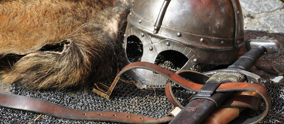 Un casco y una espada