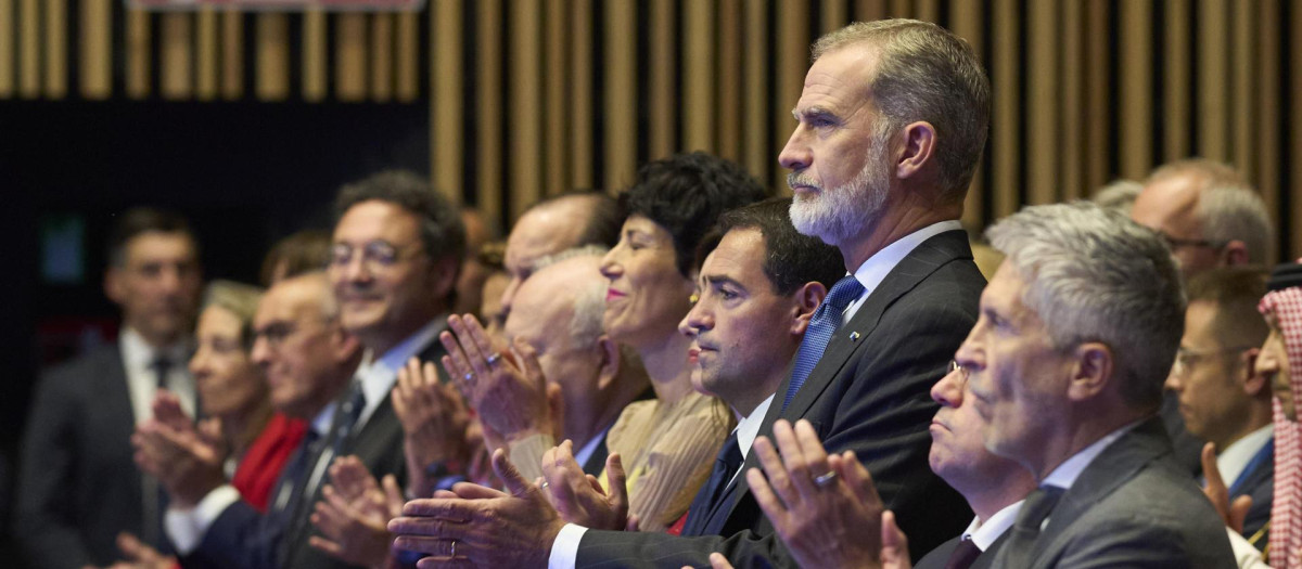 El Rey, acompañado por el lendakari, Imanol Pradales, y el ministro del Interior, Fernando Grande Marlaska